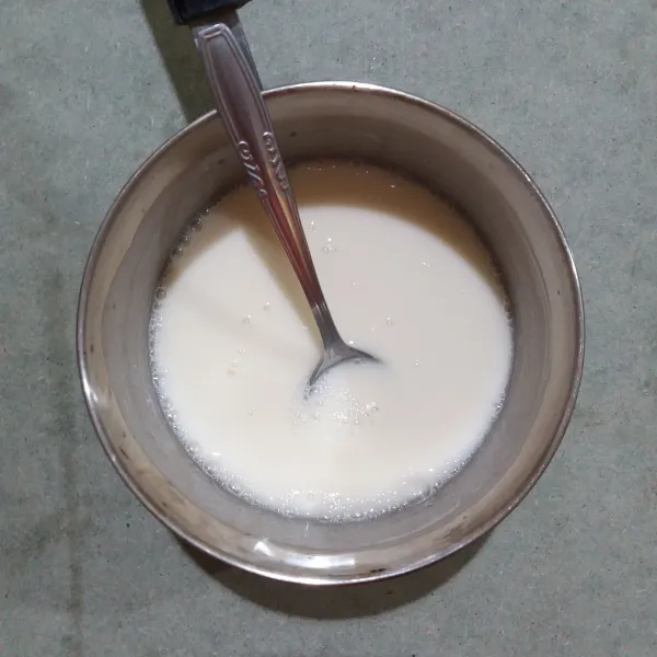 Masukkan 60 gr tepung terigu dan air ke dalam wadah, aduk rata.