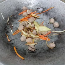 Masukkan bakso sapi, tumis sebentar.