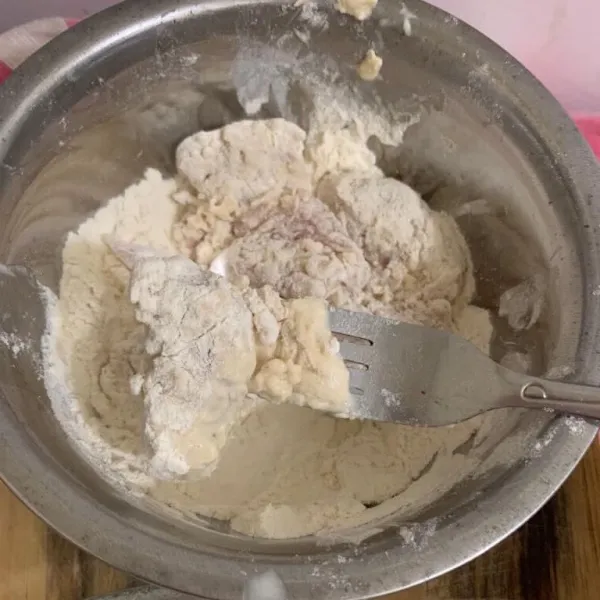 Siapkan campuran tepung, garam, lada dan kaldu jamur. Aduk rata. Lumuri dada ayam satu persatu dengan tepung.