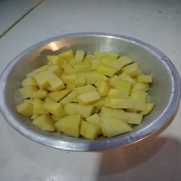 Cuci kentang lalu potong dadu.