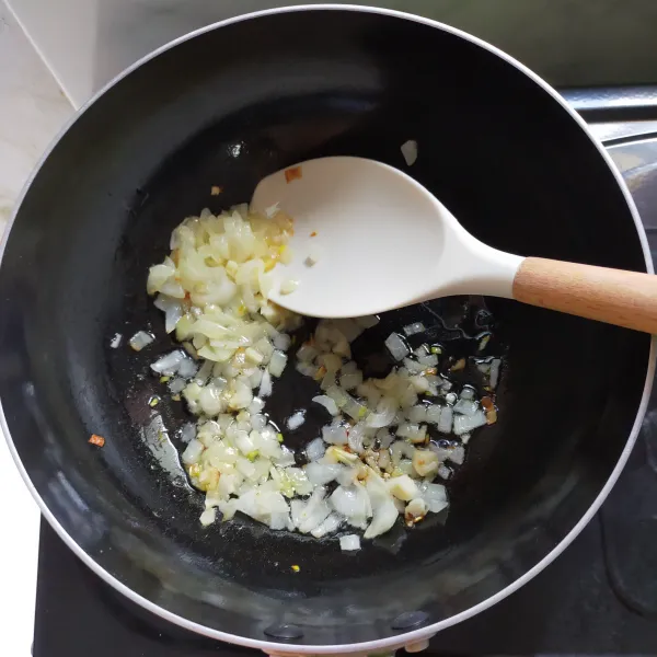 Tumis bawang putih dan bawang bombai hingga harum dan layu.