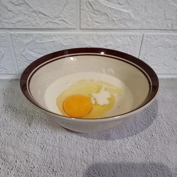 Kemudian masukkan telur dan aduk sampai rata.