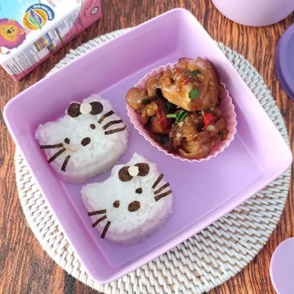 Ayam teriyaki siap dijadikan bekal anak sekolah.