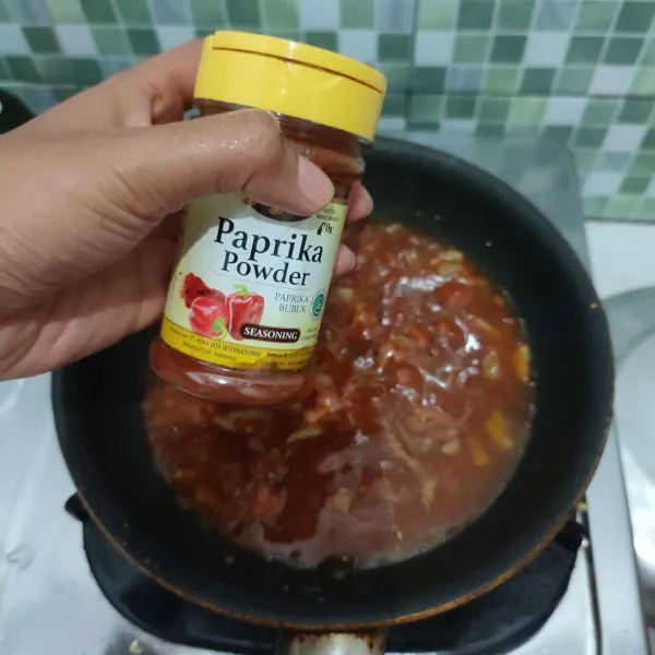 Tambahkan paprika bubuk, aduk rata.