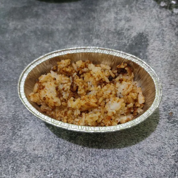 Salin nasi ke dalam wadah aluminium.