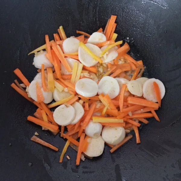 Masukkan wortel, bakso, dan air. Masak hingga wortel cukup empuk.