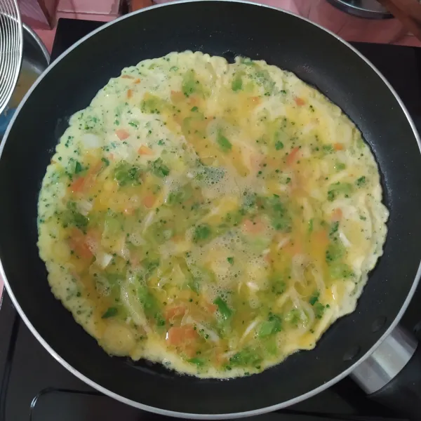 Panaskan frypan, olesi minyak secukupnya lalu goreng telur hingga matang.
Bentuk nasi menjadi segitiga, beri nori. Tata di kotak bekal.