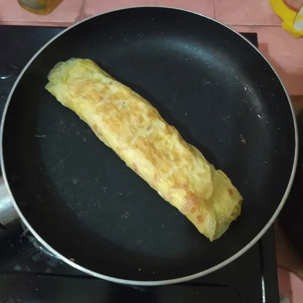 Tuang sisa telur, gulung dan bolak-balik sampai agak kecokelatan.