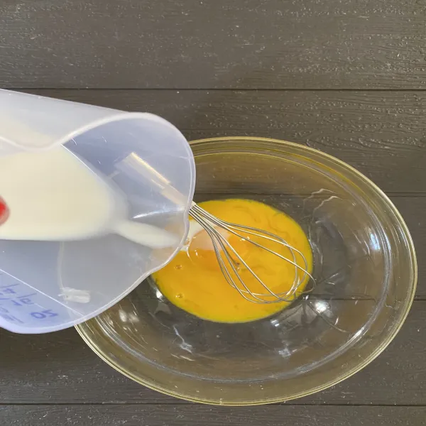 Campurkan kuning telur dengan susu aduk perlahan sampai tercampur rata.