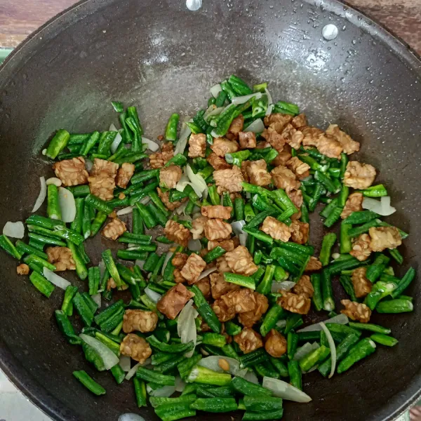 Kemudian masukkan tempe goreng, lalu beri garam dan kaldu jamur bubuk. Oseng sampai merata dan cicipi rasanya. Setelah matang, lalu angkat dan sajikan serta masukkan ke dalam lunch box anak.