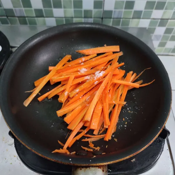 Tumis wortel dengan sedikit minyak hingga layu, lalu beri sedikit garam.