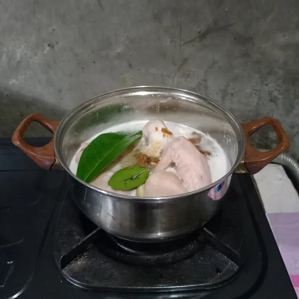 Masukkan serai, daun salam, daun jeruk, gula, garam, penyedap, ketumbar dan kecap manis.