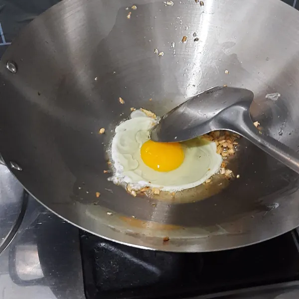 Tambahkan telur, bikin orak-arik.