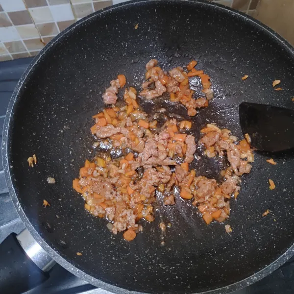 Tambahkan saos bolognese, aduk rata.