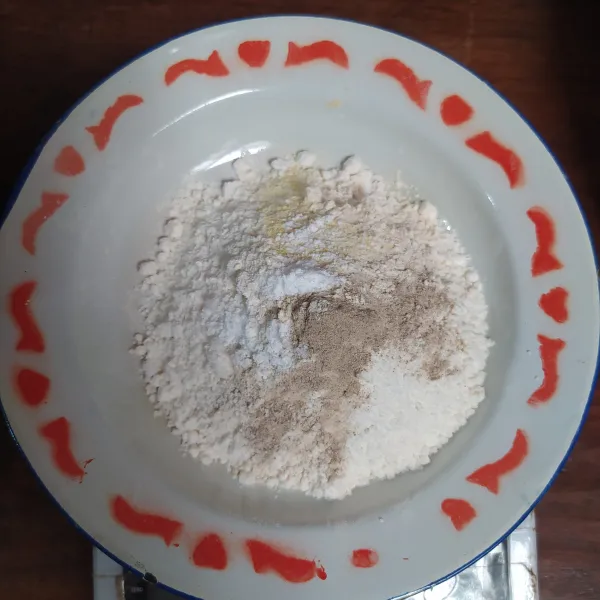Campur semua bahan tepung tempura.
