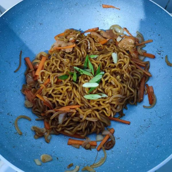 Terakhir masukkan daun bawang, aduk rata. Mie yakisoba siap dijadikan menu bekal buat anak sekolah.