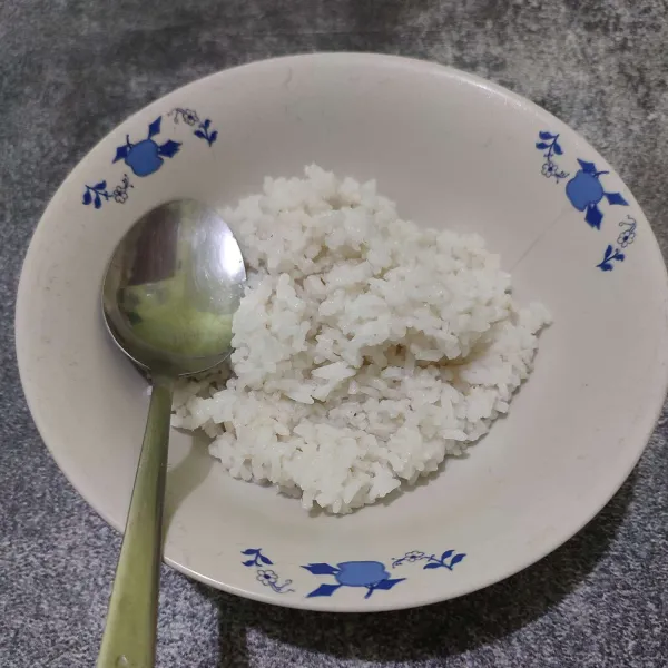 Salin nasi ke dalam wadah.
