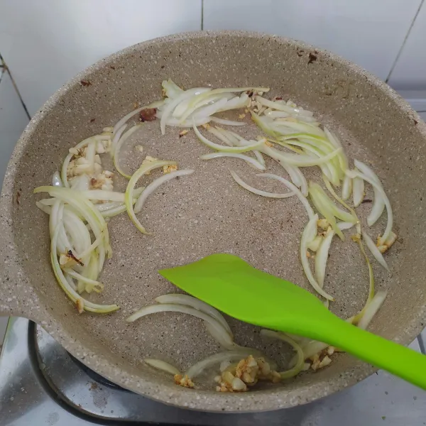 Tumis bawang putih dan bawang bombay hingga harum.