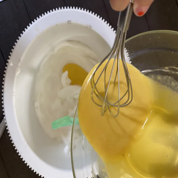 Setelah putih telur kaku, campurkan perlahan adonan kuning telur dengan adonan putih telur, campurkan perlahan dengan membolak balikan spatula.