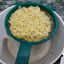 Rebus mie hingga empuk, kemudian tiriskan.