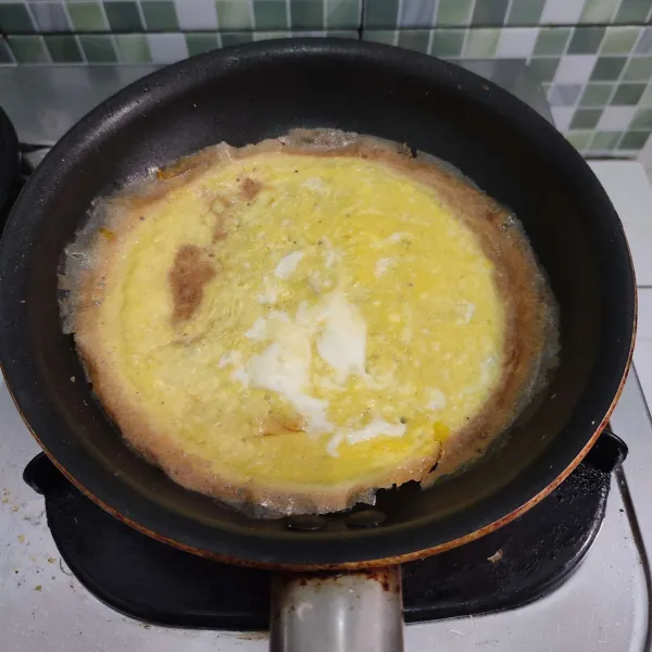 Buat telur dadar hingga matang, lalu potong-potong.
