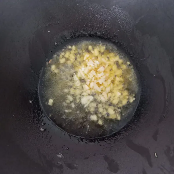 Panaskan minyak goreng dan margarin, tumis bawang putih hingga harum.