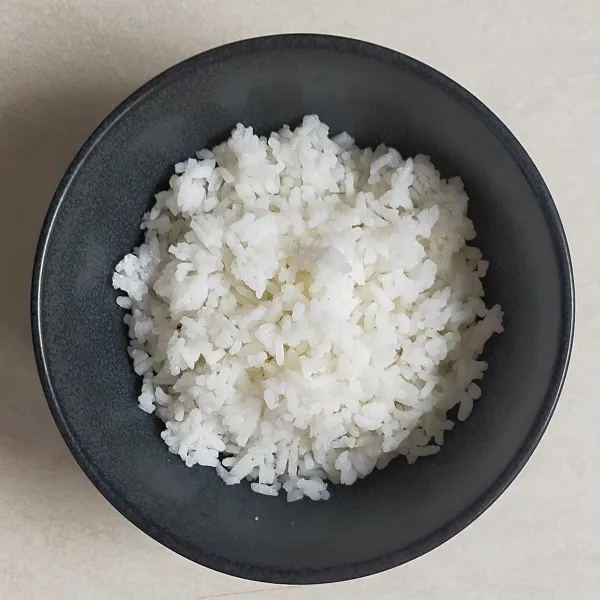Siapkan mangkok berisi nasi putih.