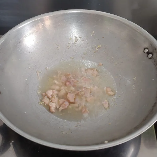 Tumis bawang putih yang sudah di cincang sampai harum, lalu masukkan ayam filet yang sudah di potong potong. Kemudian tambahkan air secukupnya dan masak sampai ayam matang.