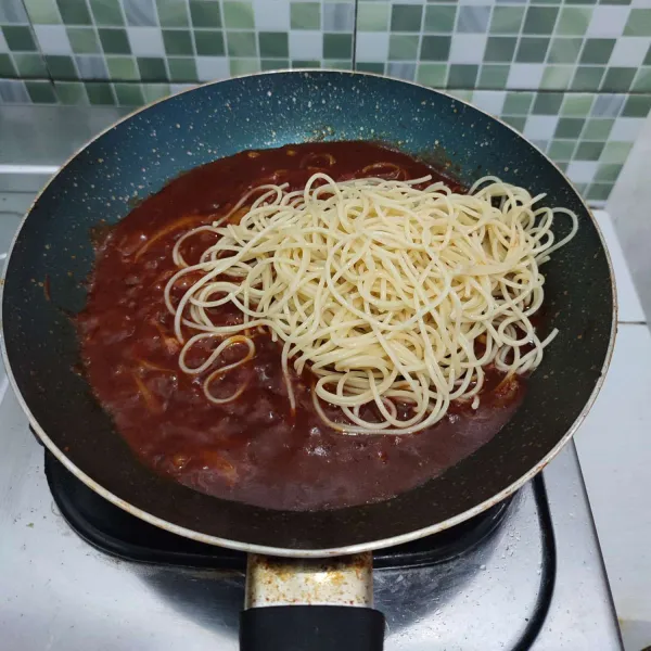 Jika kuah suah kental, masukkan spaghetti.