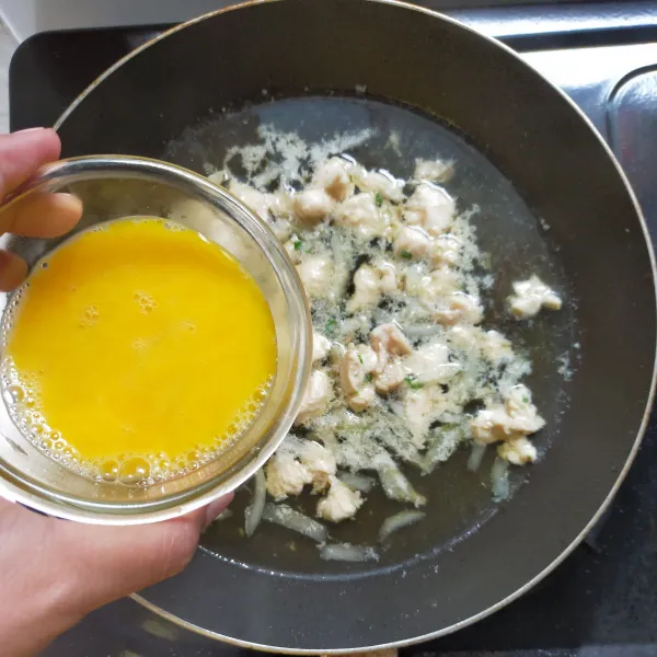 Setelah ayam empuk, masukkan telur kocok secara merata, jangan diaduk.