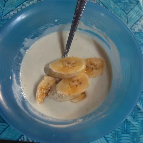 Masukan pisang ke dalam adonan tepung.