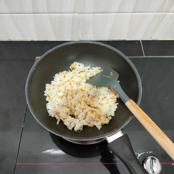 Lalu masukkan nasi putih, merica bubuk, kaldu jamur, dan garam, aduk rata. Masak hingga matang dan angkat.