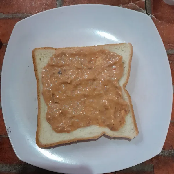 Siapkan roti tawar, olesi dengan campuran tuna mayo.