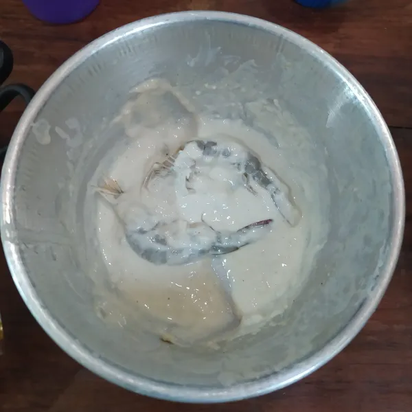 Campur tepung ayam crispy dengan air secukupnya lalu celup udang.