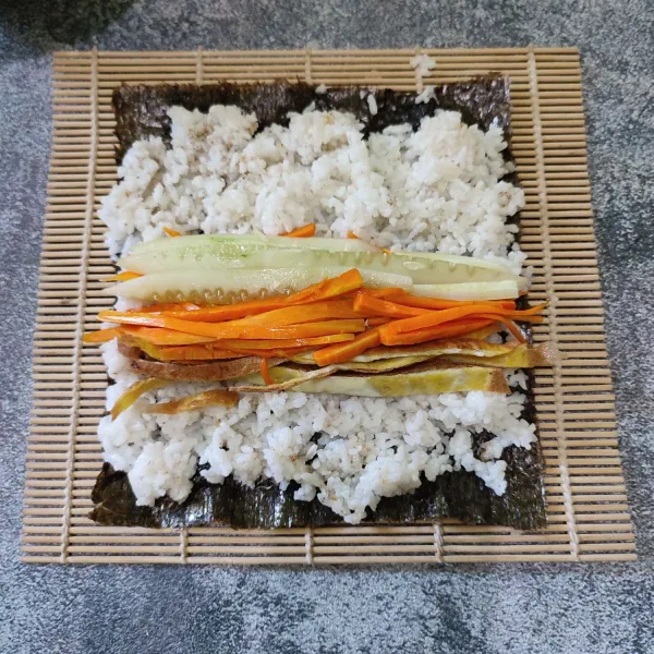 Tata telur dadar, wortel dan timun di atas nasi.