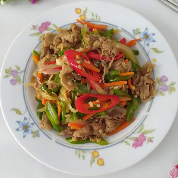 Tumisan daging dengan sayuran siap dibuat bekal anak sekolah.