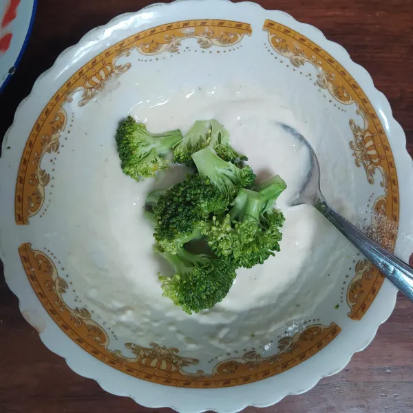 Sisihkan 3 sdm tepung ditambah air secukupnya. Celupkan brokoli ke tepung basah.