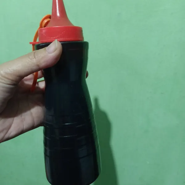 Masukkan kecap manis ke dalam wajan yang berisikan kacang panjang.