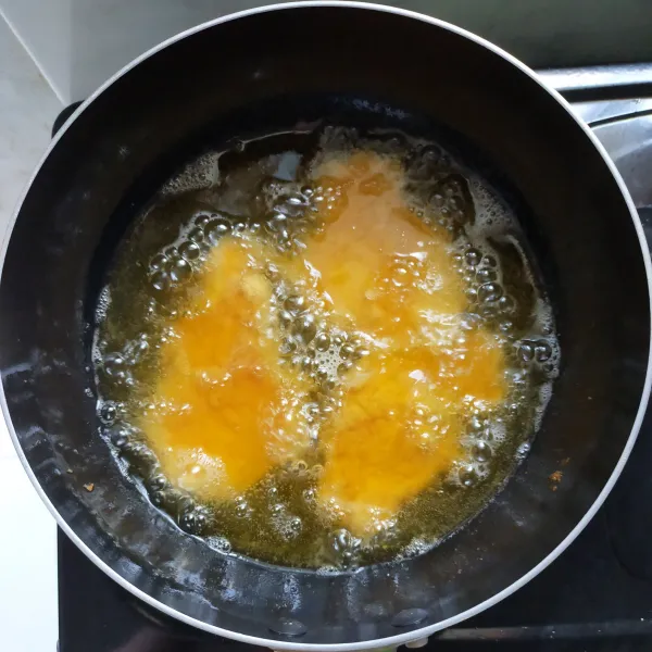 Panaskan minyak goreng dalam wajan, kemudian masukan ayam yang sudah dibalut tepung tadi.