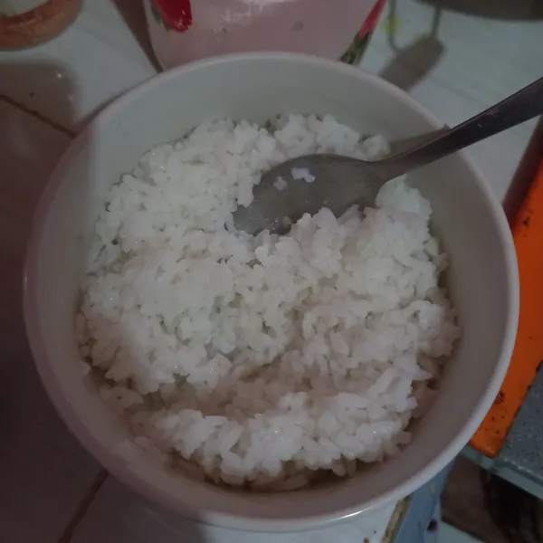 Campurkan cuka beras, garam dan gula pasir ke dalam nasi, aduk merata.