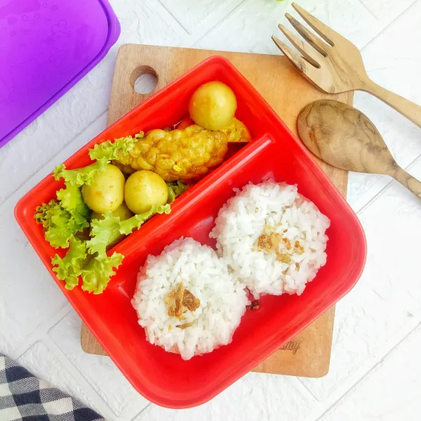 Siapkan kotak bekal, tata nasi dan semur 3T nya. Siap untuk bekal sekolah anak.