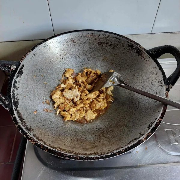 Selanjutnya masukkan daging ayam, tambahkan kecap manis, merica bubuk, garam dan kaldu jamur, masak hingga daging ayam hampir matang.