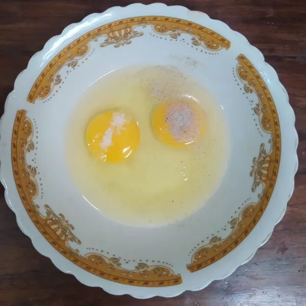 Kocok telur, lada dan garam.