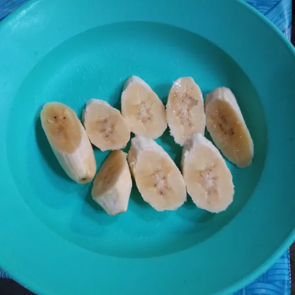 Potong pisang sesuai selera.