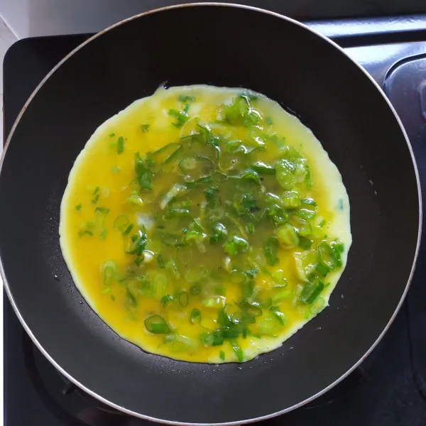 Panaskan teflon olesi dengan sedikit minyak, lalu masukan telur dadar, masak dengan api kecil.