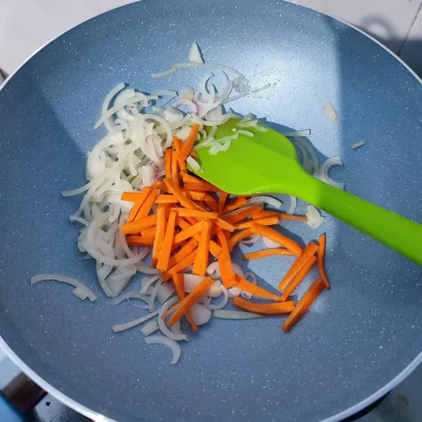 Masukkan wortel, tumis hingga layu baru kemudian masukkan irisan sosis, masak hingga matang.