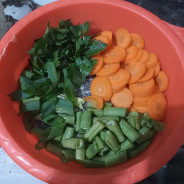 Siapkan sayuran yang akan digunakan.