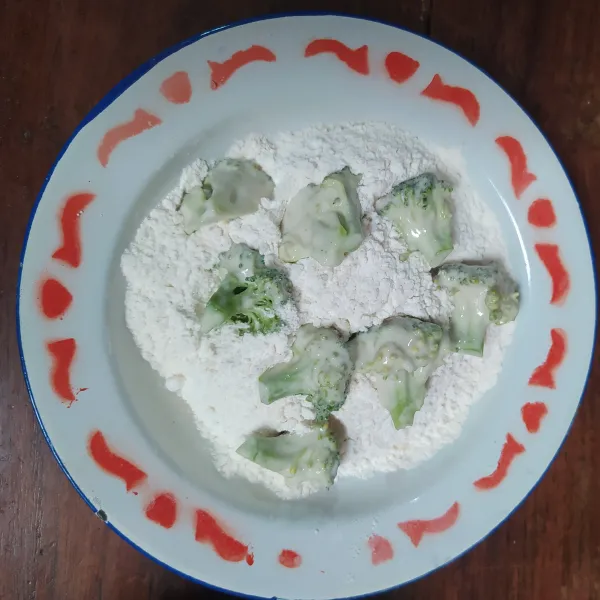 Pindahkan ke tepung kering, aduk rata.