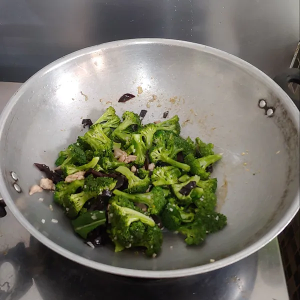 Lalu masukkan jamur kuping yang sudah di iris-iris. Masak sampai setengah matang, lalu masukkan brokoli yang sudah di siangi perkuntum. Masak hingga brokoli agak layu.