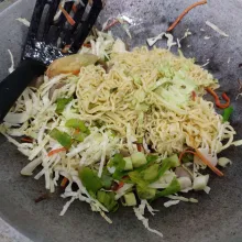 Lalu masukkan mie dan daun baqang, aduk hingga rata.